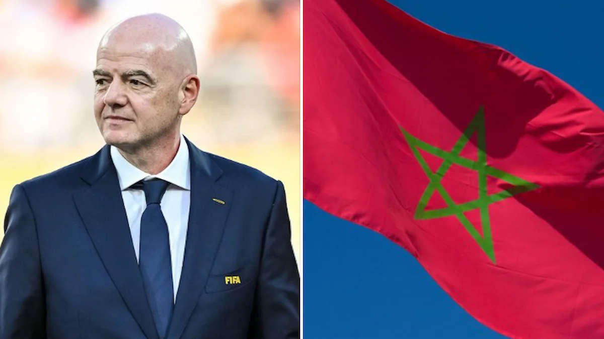 Gianni Infantino con traje de FIFA junto a la bandera de Marruecos ondeando