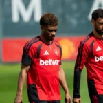 Amad Diallo y Bruno Fernandes entrenan con la equipación roja del Manchester United con el logo de Betway