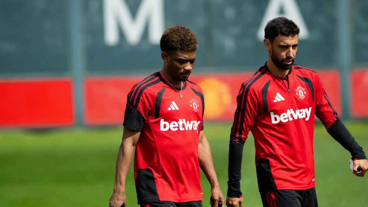Amad Diallo y Bruno Fernandes entrenan con la equipación roja del Manchester United con el logo de Betway