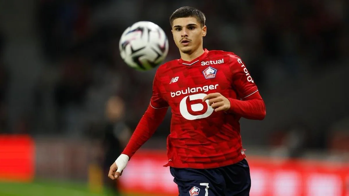 Matías Fernández-Pardo persigue el balón con la camiseta roja del Lille en un partido de Ligue 1