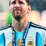 Messi, con la medalla de subcampeón del Mundial 2026 al cuello y gesto contenido, mira hacia la grada