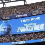 Videomarcador de un estadio del Mundial 2026 anunciando la pausa de hidratación patrocinada por Powerade