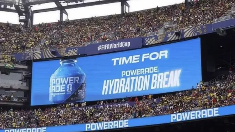 Videomarcador de un estadio del Mundial 2026 anunciando la pausa de hidratación patrocinada por Powerade