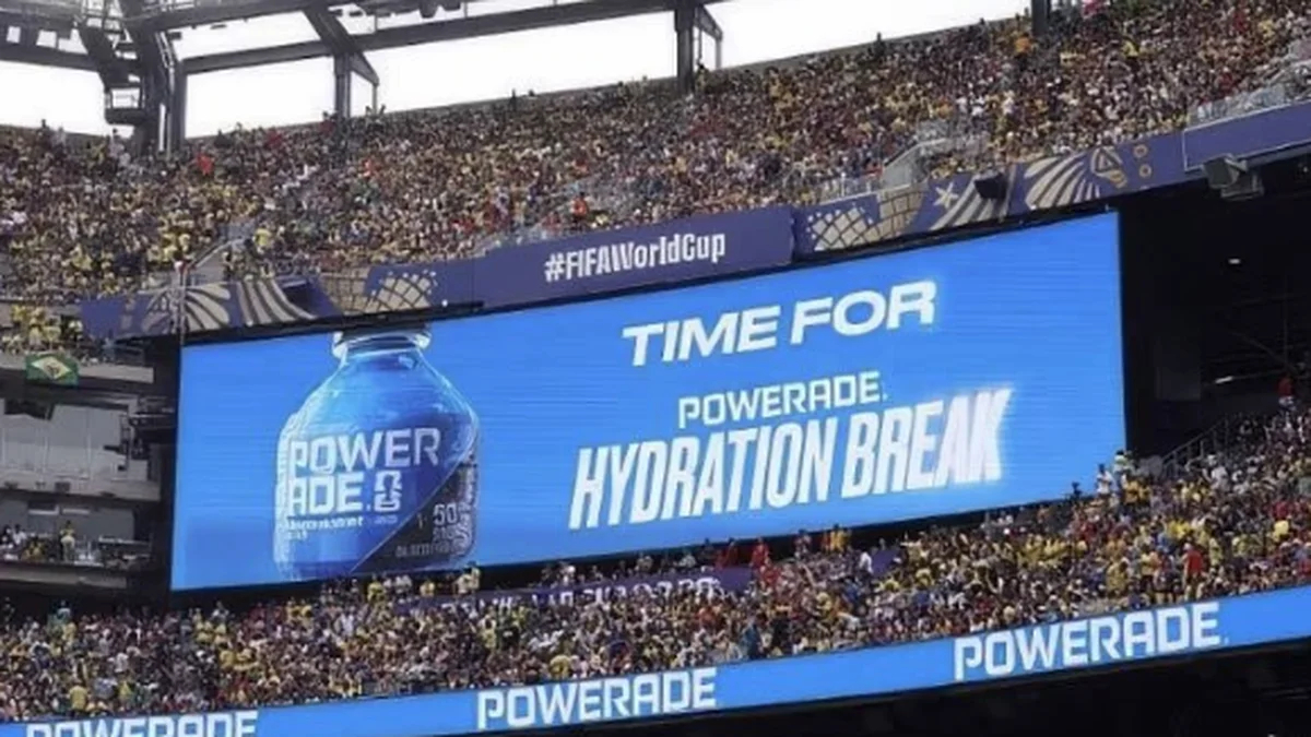 Videomarcador de un estadio del Mundial 2026 anunciando la pausa de hidratación patrocinada por Powerade