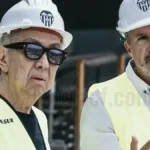 Peter Lim con casco de obra visita el Nou Mestalla junto a un directivo del VCF