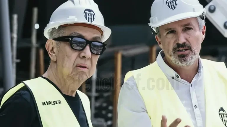 Peter Lim con casco de obra visita el Nou Mestalla junto a un directivo del VCF