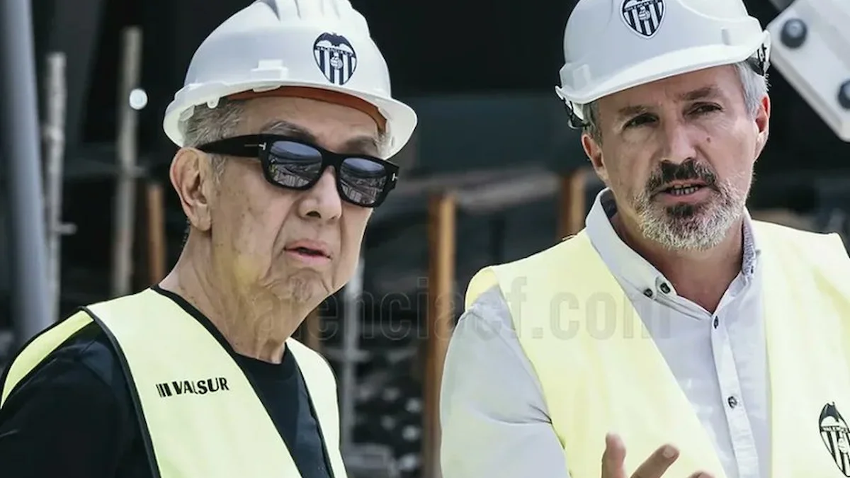 Peter Lim con casco de obra visita el Nou Mestalla junto a un directivo del VCF