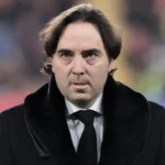 Raúl Martín Presa, con abrigo oscuro, observa serio junto al terreno de juego antes de un partido