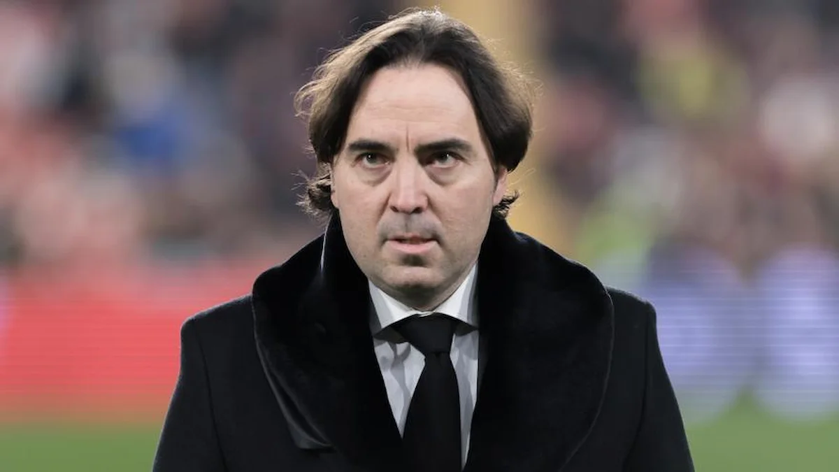 Raúl Martín Presa, con abrigo oscuro, observa serio junto al terreno de juego antes de un partido
