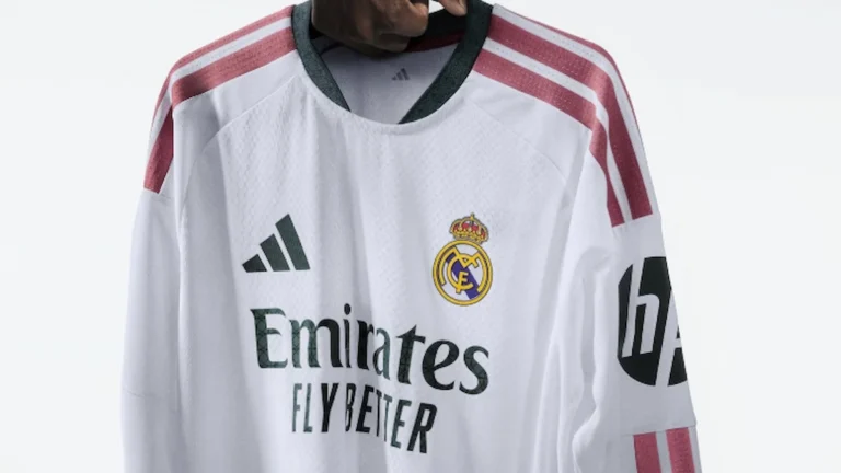 Camiseta blanca del Real Madrid con el logo de Emirates Fly Better en verde sobre el pecho