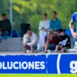 Un jugador del Real Oviedo, con el brazalete de capitán, junto al balón en un amistoso de pretemporada