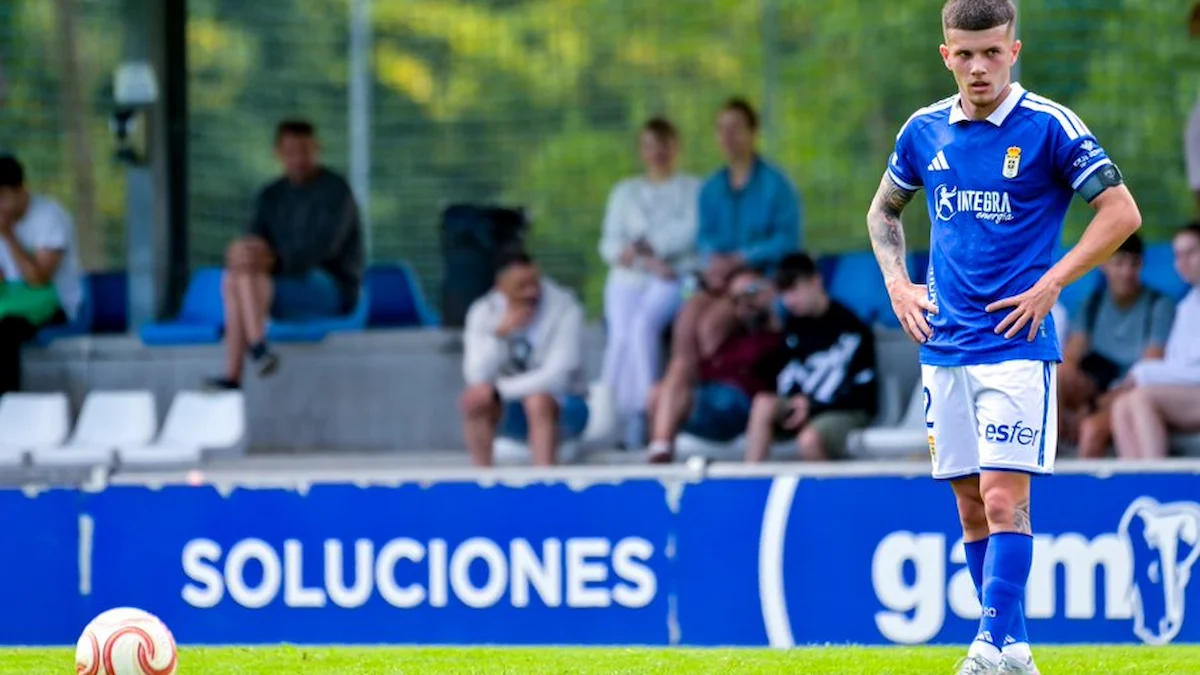 Un jugador del Real Oviedo, con el brazalete de capitán, junto al balón en un amistoso de pretemporada