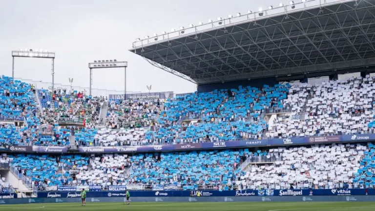 Aficionados del Málaga forman un mosaico azul y blanco en las gradas de La Rosaleda