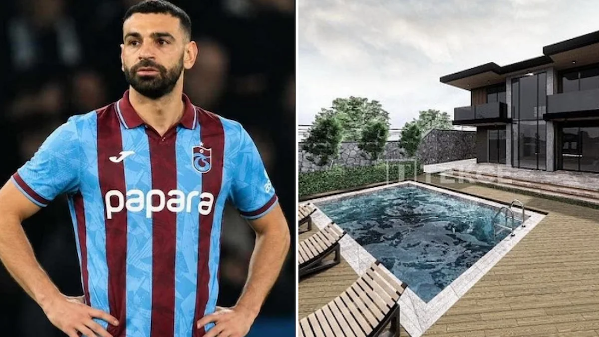 Jugador con la camiseta del Trabzonspor junto a una vivienda de lujo en Ortahisar, Trabzon