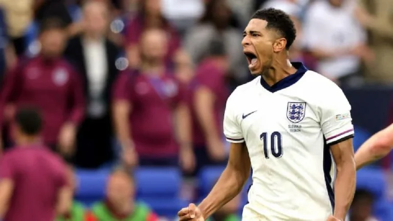 Jude Bellingham celebra un gol con la camiseta de Inglaterra en un estadio con grada azul