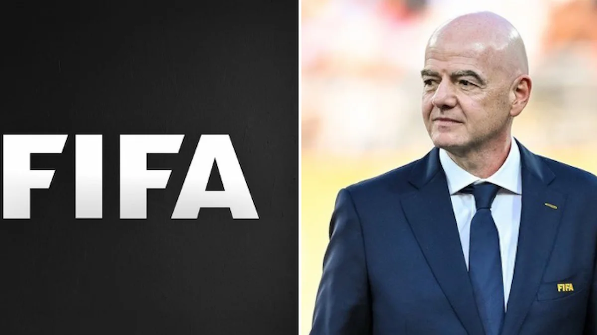 Logotipo de la FIFA junto a Gianni Infantino de traje oscuro y corbata azul en el borde del campo
