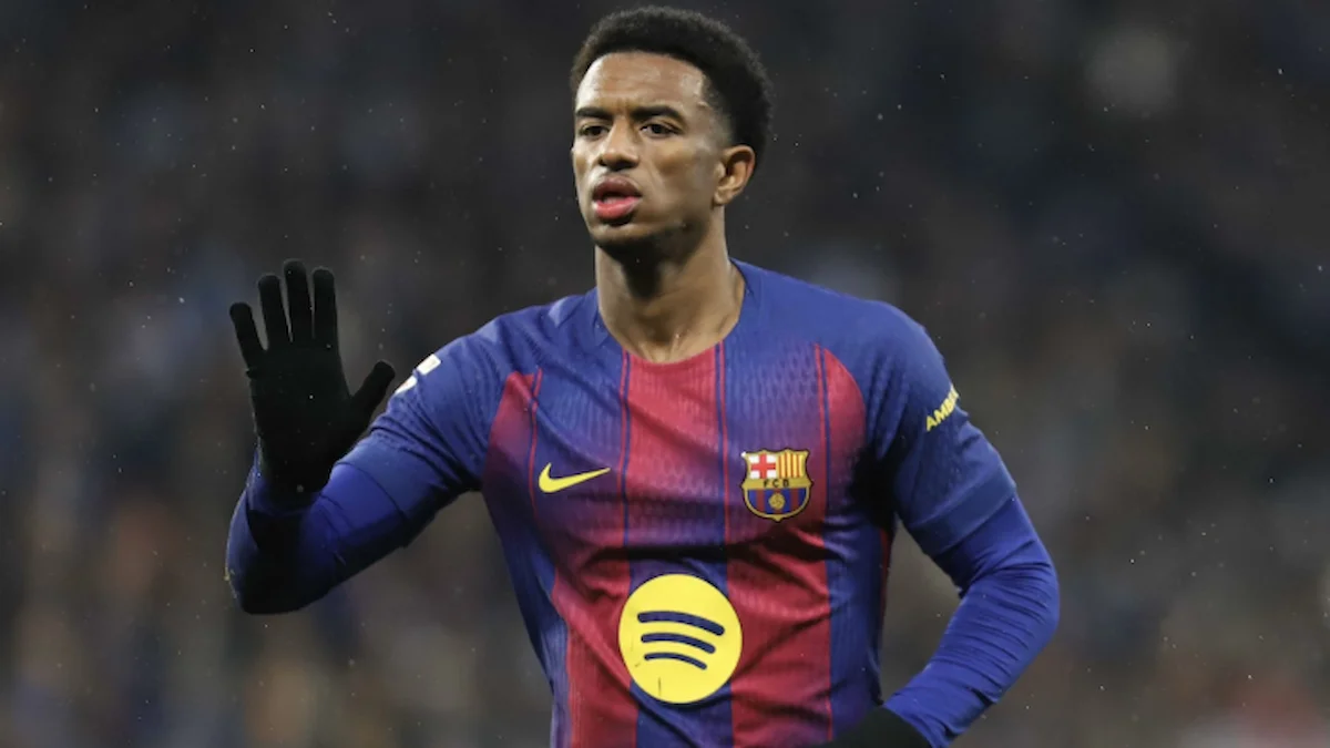 Alejandro Balde, con el brazo en alto y guantes negros, durante un partido con el Barcelona