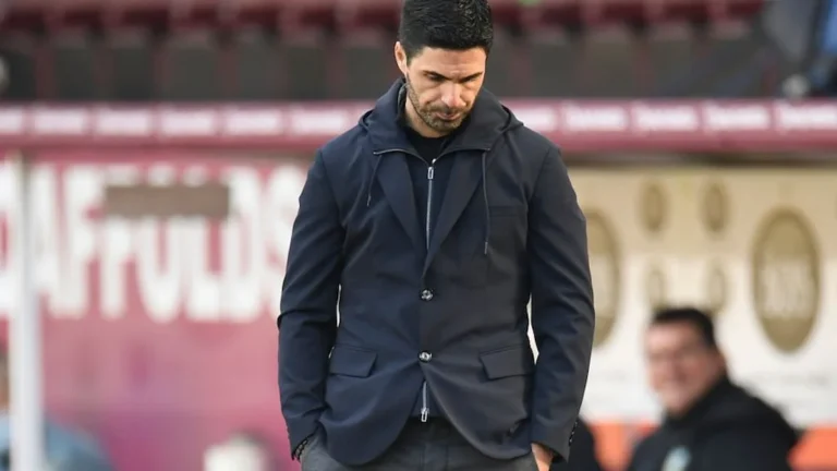 Mikel Arteta cabizbajo con las manos en los bolsillos junto al banquillo en un partido de Arsenal