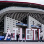 Fachada del Riyadh Air Metropolitano con las letras ATLETI en rojo y blanco en primer plano