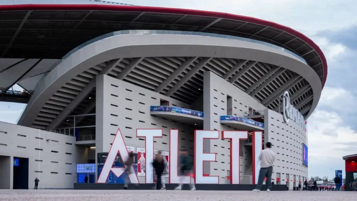 Fachada del Riyadh Air Metropolitano con las letras ATLETI en rojo y blanco en primer plano
