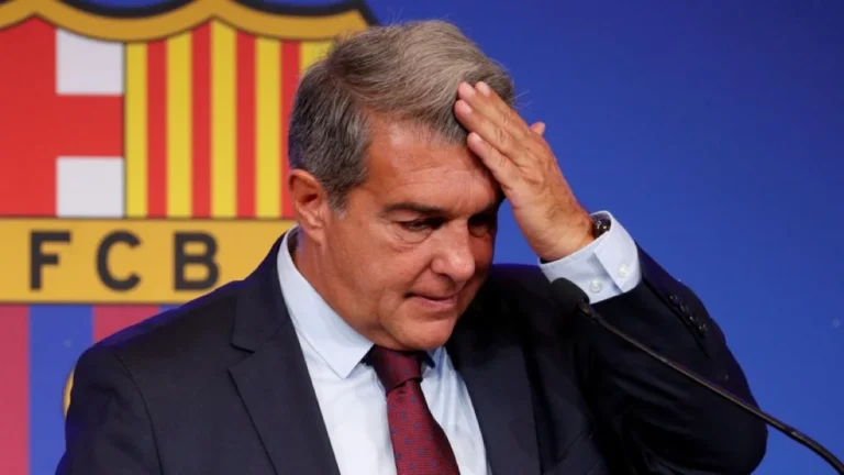 Joan Laporta se lleva la mano a la frente en una comparecencia ante el escudo del FC Barcelona