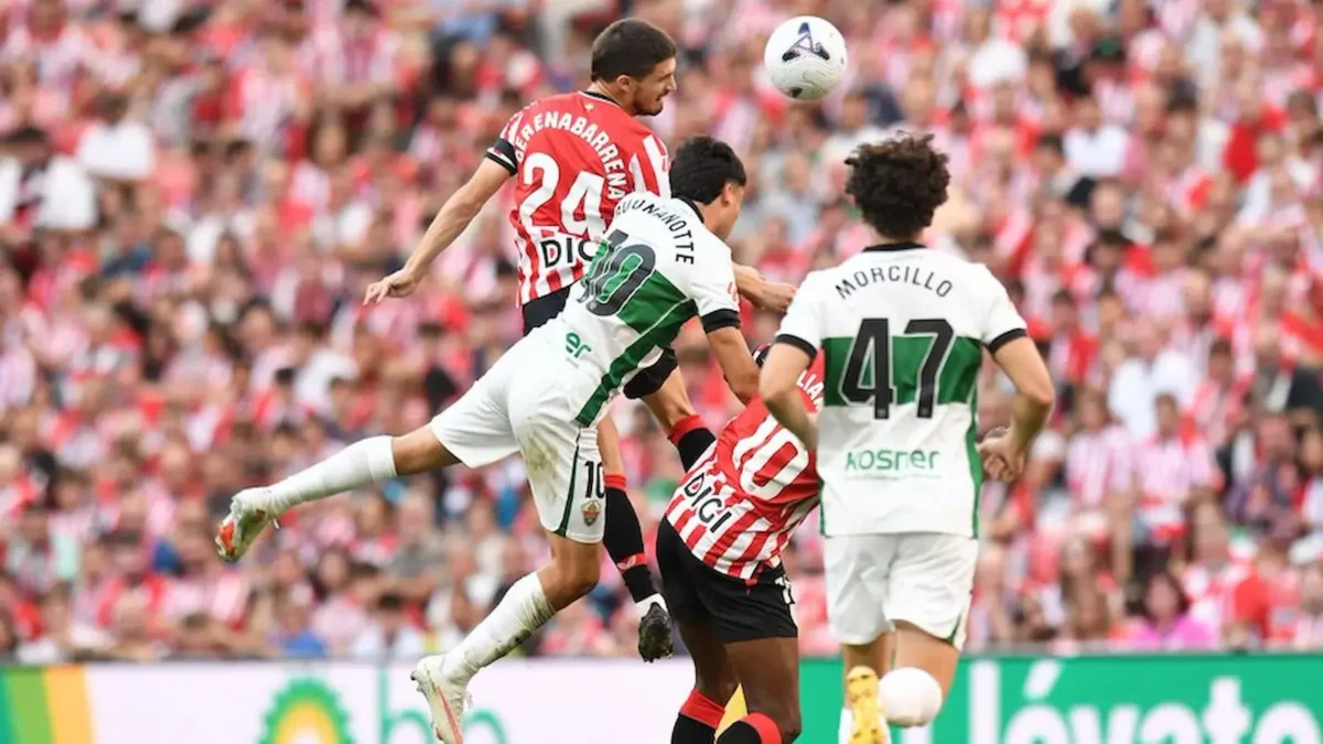 Beñat Gerenabarrena gana un balón aéreo ante dos rivales del Elche en San Mamés