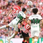 Beñat Gerenabarrena gana un balón aéreo ante dos rivales del Elche en San Mamés