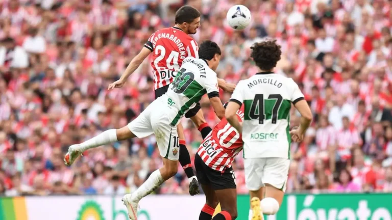 Beñat Gerenabarrena gana un balón aéreo ante dos rivales del Elche en San Mamés