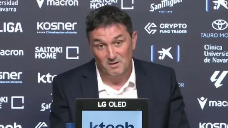 Braulio Vázquez habla ante un micrófono en la sala de prensa de Osasuna, con el panel de patrocinadores del club al fondo