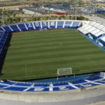 Vista aérea del estadio de Butarque, en Leganés, con las gradas vacías y el césped en primer plano
