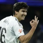 Gonzalo García sonríe y gesticula con la mano tras un gol, con la camiseta blanca y el dorsal 16