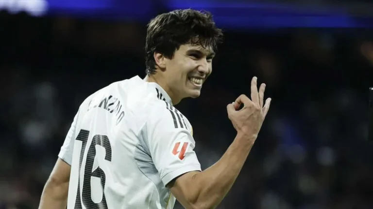 Gonzalo García sonríe y gesticula con la mano tras un gol, con la camiseta blanca y el dorsal 16