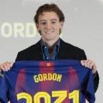 Anthony Gordon sonrie mientras muestra su camiseta del FC Barcelona con su nombre durante su presentacion