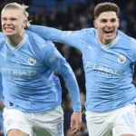 Erling Haaland y Julián Álvarez celebran un gol juntos con la camiseta del Manchester City