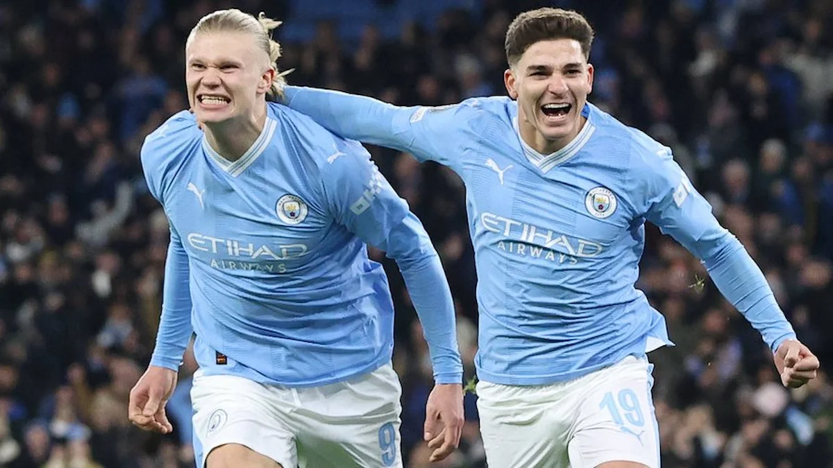 Erling Haaland y Julián Álvarez celebran un gol juntos con la camiseta del Manchester City