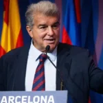Joan Laporta habla en un atril con el logo del FC Barcelona durante una comparecencia oficial