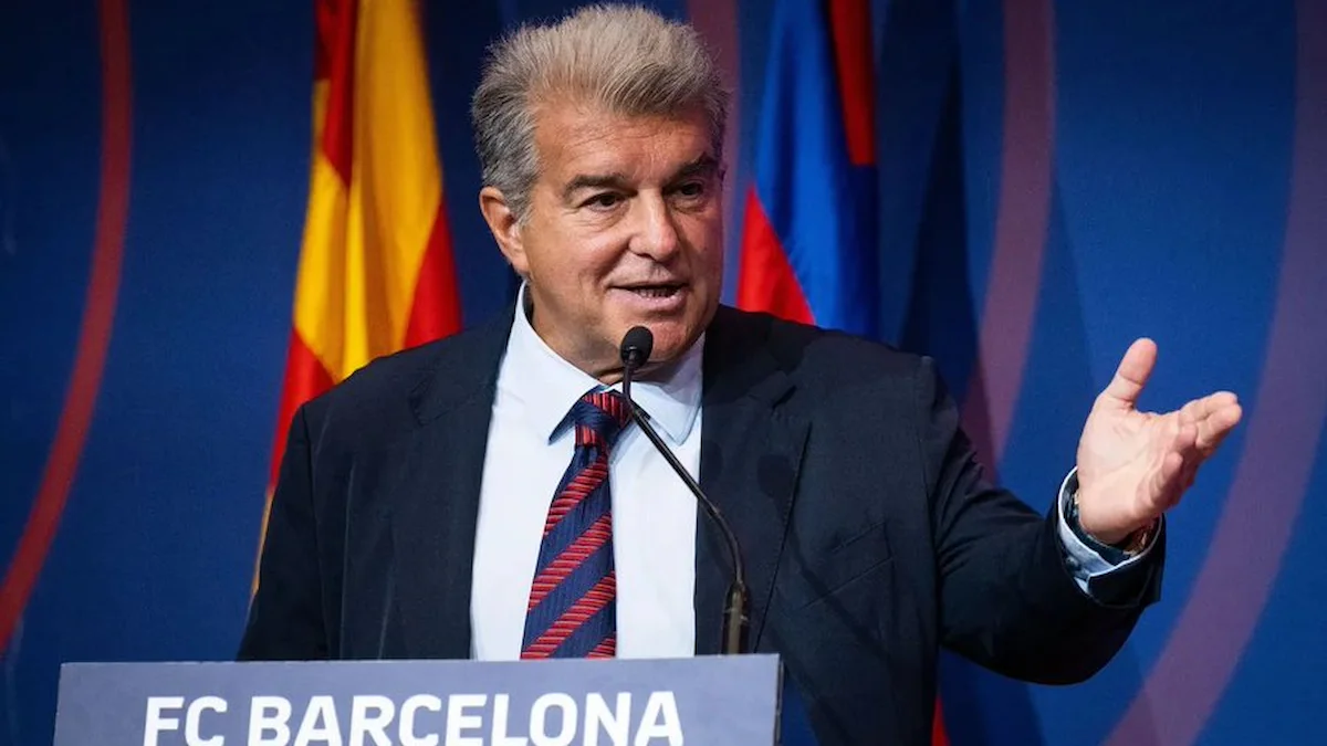 Joan Laporta habla en un atril con el logo del FC Barcelona durante una comparecencia oficial