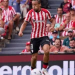 Johaneko Louis-Jean conduce el balón con la camiseta del Athletic Club en San Mamés