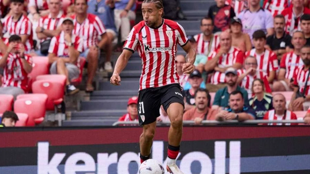 Johaneko Louis-Jean conduce el balón con la camiseta del Athletic Club en San Mamés