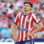 Julián Álvarez, con la camiseta del Atlético de Madrid, con las manos en la cintura y la mirada al frente