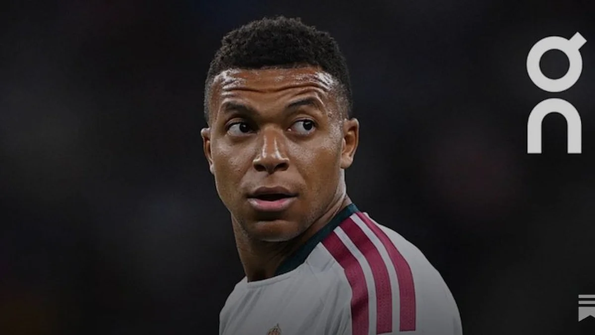 Kylian Mbappé mira hacia un lado con camiseta blanca de franjas granates junto al logotipo de On