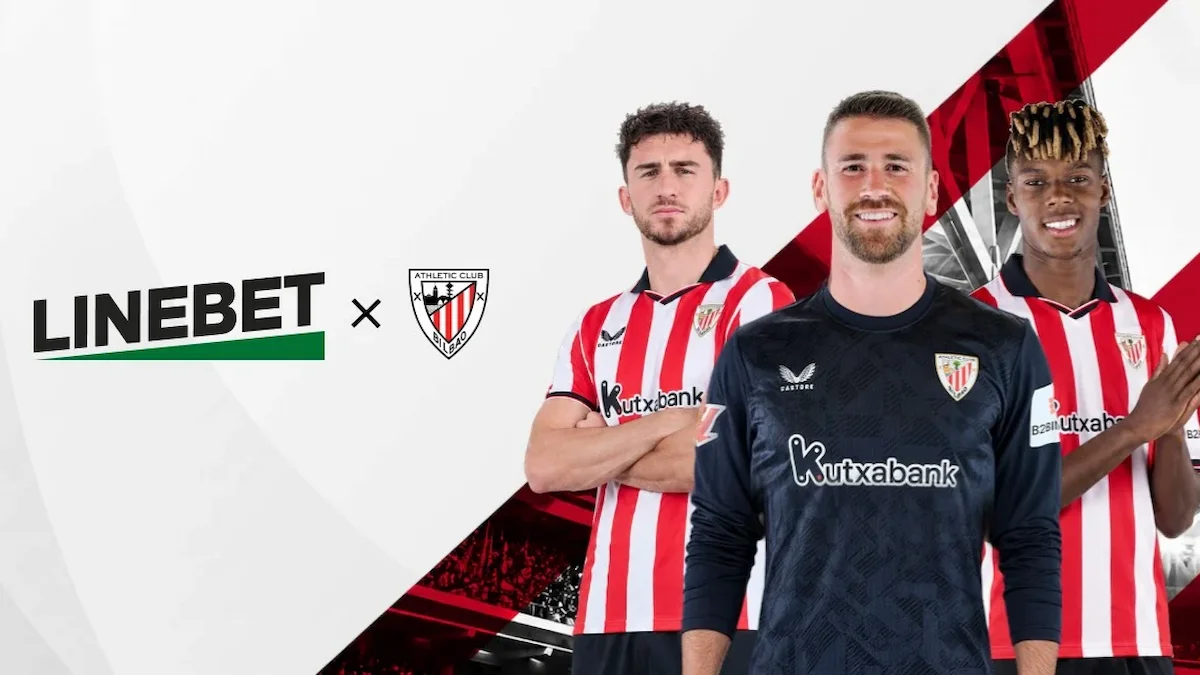 Tres jugadores del Athletic Club con las equipaciones de Castore junto a los logotipos de Linebet y del club sobre fondo blanco y rojo