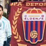 Leo Messi con la camiseta de Argentina ante una bandera del Eldense sujetada por aficionados