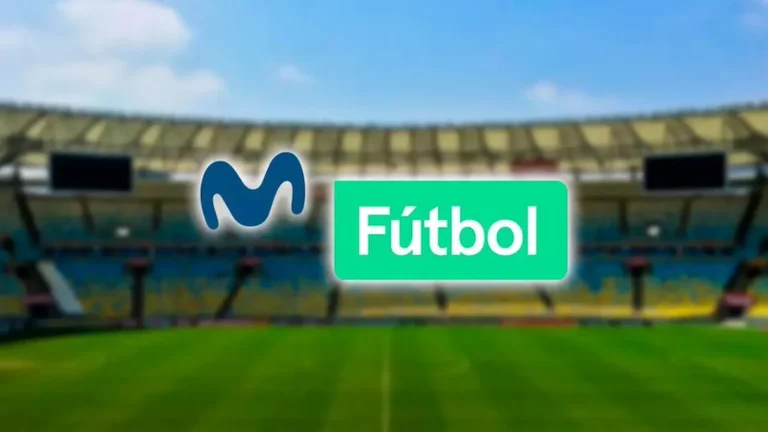 Logotipo de Movistar junto al distintivo Fútbol sobre la imagen desenfocada de un estadio con el césped vacío