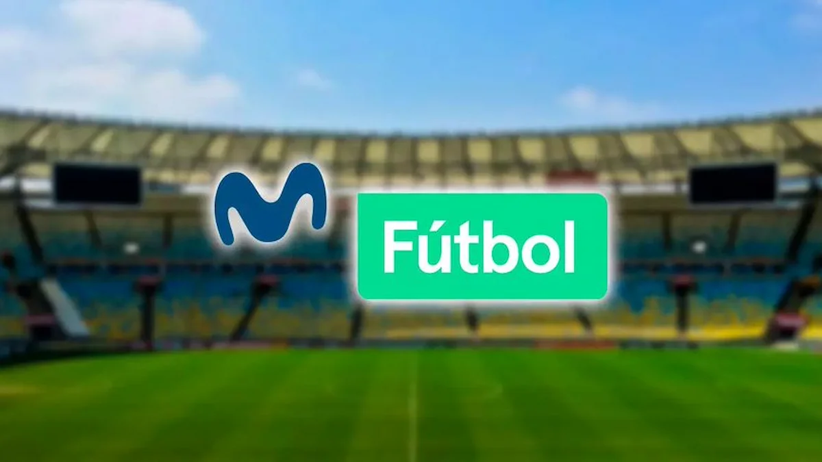 Logotipo de Movistar junto al distintivo Fútbol sobre la imagen desenfocada de un estadio con el césped vacío