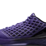 Zapatilla Nike Kobe 3 Low Protro x FC Barcelona en electric purple y negro con swoosh dorado, vista lateral