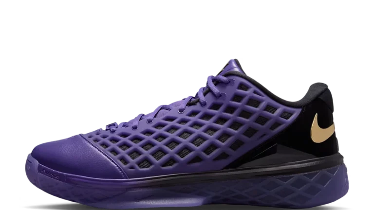Zapatilla Nike Kobe 3 Low Protro x FC Barcelona en electric purple y negro con swoosh dorado, vista lateral