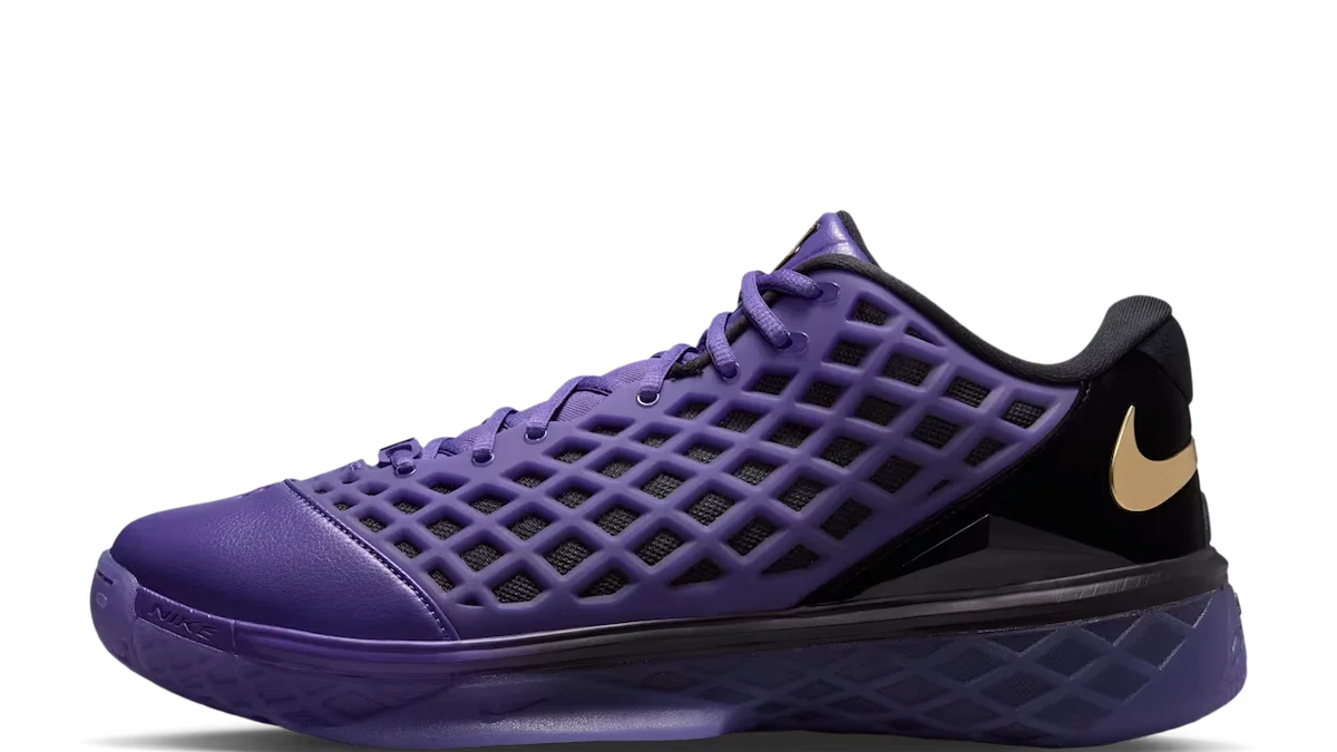 Zapatilla Nike Kobe 3 Low Protro x FC Barcelona en electric purple y negro con swoosh dorado, vista lateral