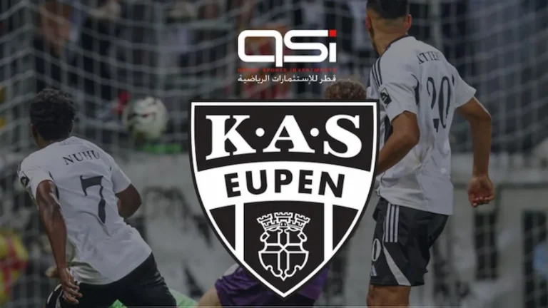 Logotipo de Qatar Sports Investments y escudo del KAS Eupen sobre la acción de un partido del club belga