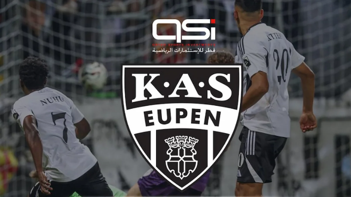 Logotipo de Qatar Sports Investments y escudo del KAS Eupen sobre la acción de un partido del club belga